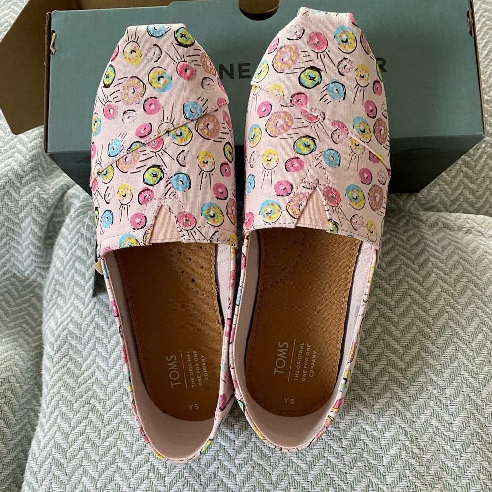 New TOMS Alpargata Slip-On Flat, big kids, size 5D